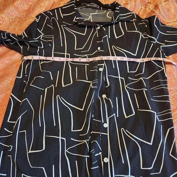 SHEIN Black and White Geometric Top - Picture 5 of 9